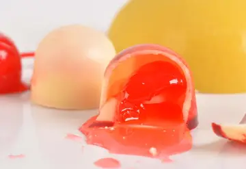 Bombom licoroso de cereja cortado com o licor escorrendo