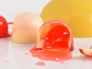 Bombom licoroso de cereja cortado com licor escorrendo
