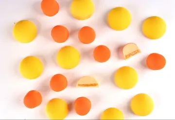 Bombons aveludados de crème brûlée, amarelos e laranja