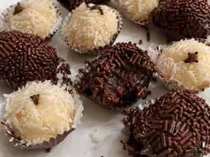 Brigadeiros e beijinhos comuns em forminhas de papel
