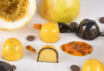 Bombons de maracujá com casca amarela e brilho dourado