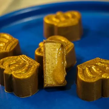 Bombons dourados com recheio cremoso