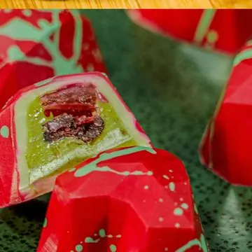 Bombom vermelho cortado com recheio de frutas