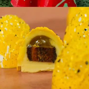 Bombom amarelo cortado com recheio