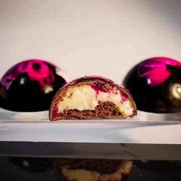 Bombom pink cortado ao meio