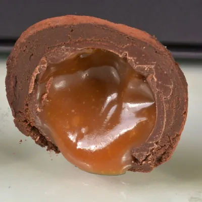 Trufa cortada com caramelo líquido escorrendo