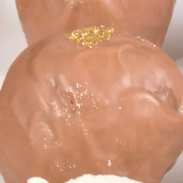 Trufa ao leite com rum e pó cintilante dourado