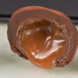 Trufa intensa cortada com caramelo líquido escorrendo